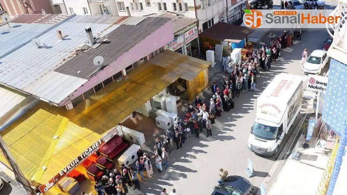 İş arayanların oluşturduğu kuyruk sokağa sığmadı