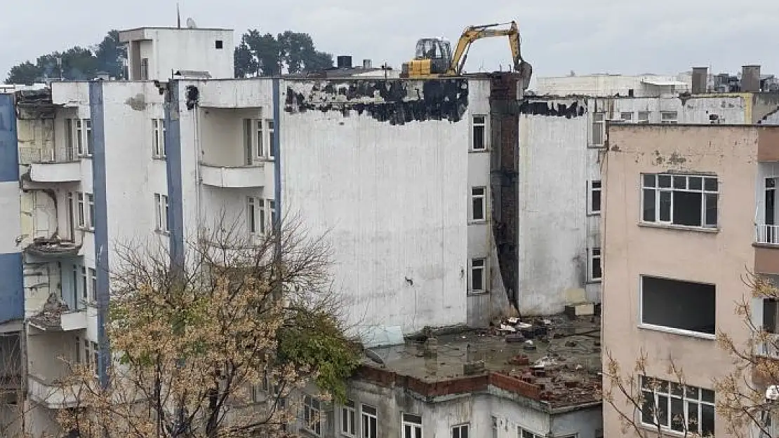 'İş makinası yıkım için ağır hasarlı binanın üzerine çıkarıldı'