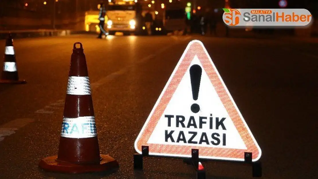 İşçi servisi yönlendirme direğine çarptı: 10 yaralı