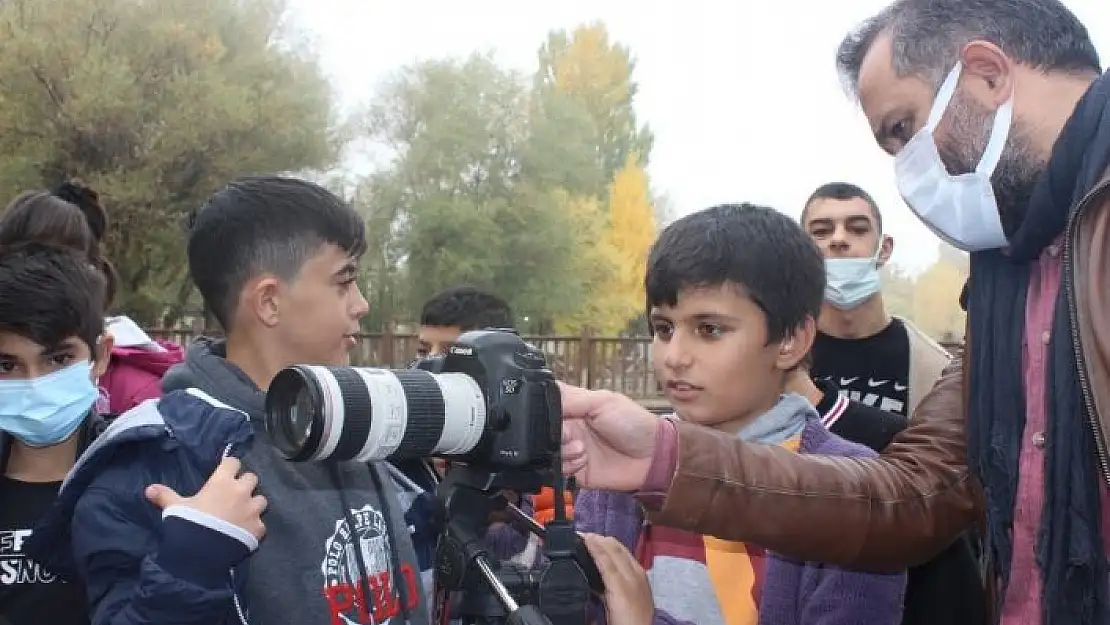 'İşitme engelli öğrencilere fotoğraf eğitimi'