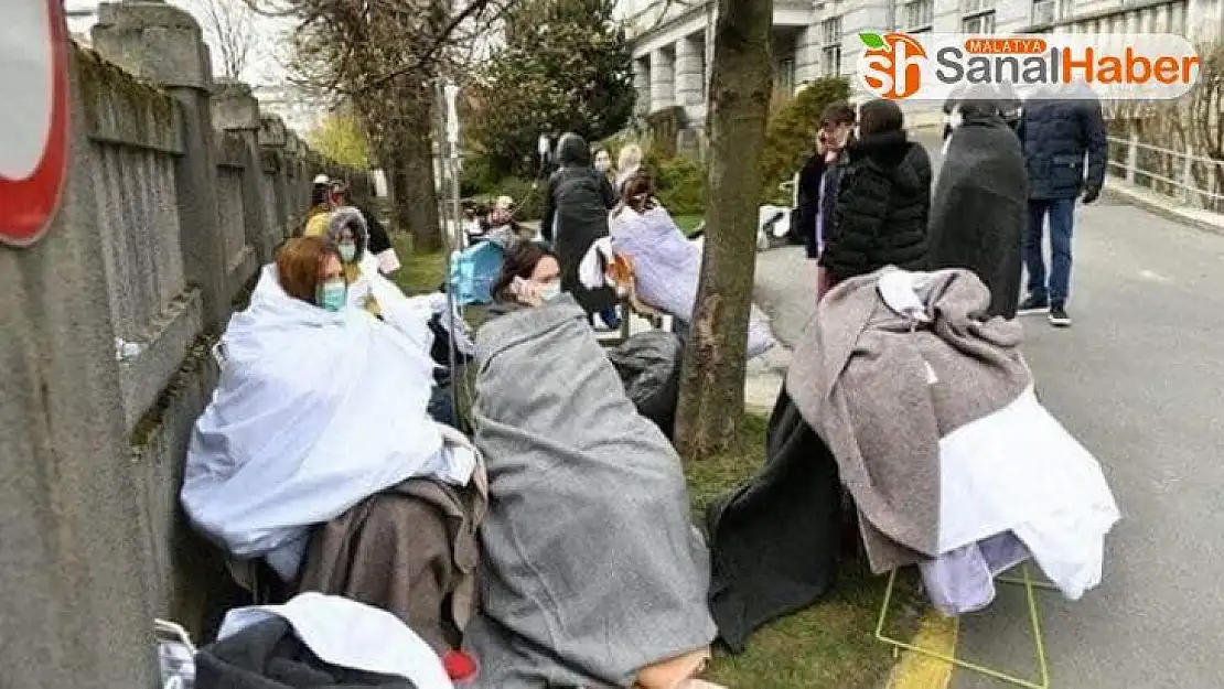 İtalya'da hastalar sokaklarda yatırılırken, cenazeler koridorlarda birikti