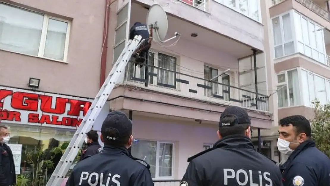 'İtfaiye ekipleri, balkondan girdikleri evde yaşlı adamı bitkin halde buldu'