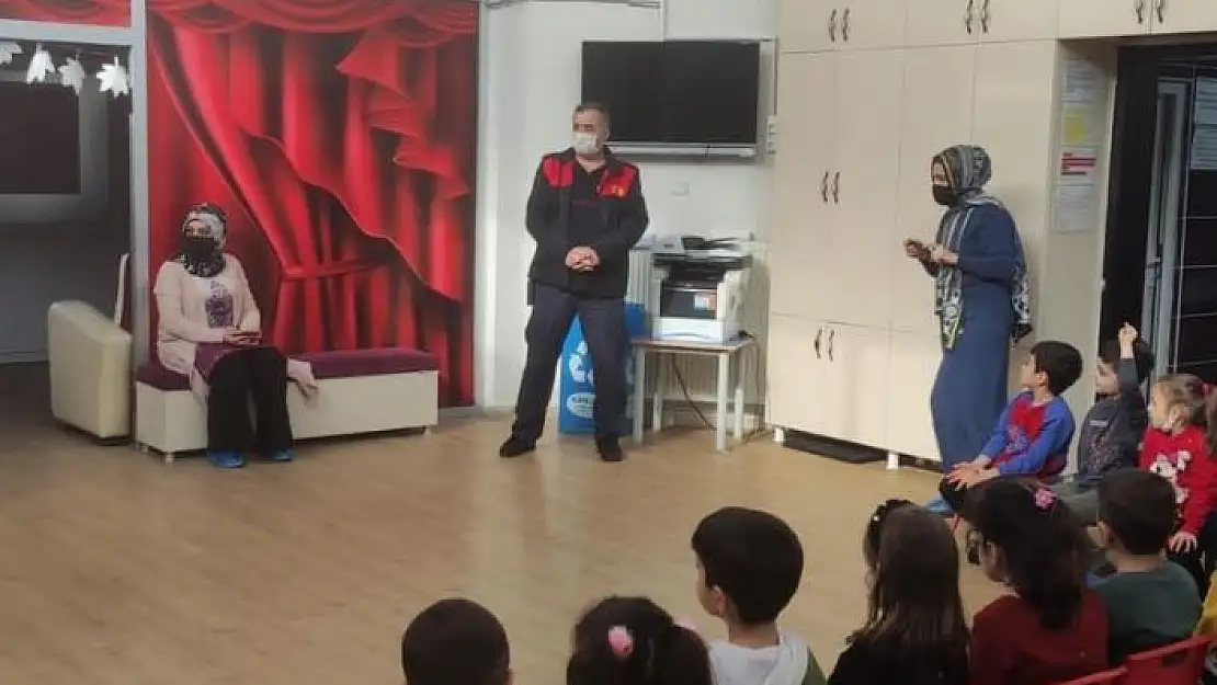 'İtfaiyeciler, minik öğrencilere yangın eğitimi verdi'