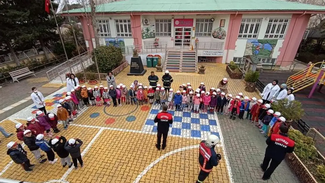 'İtfaiyecilerden miniklere yangın eğitimi'