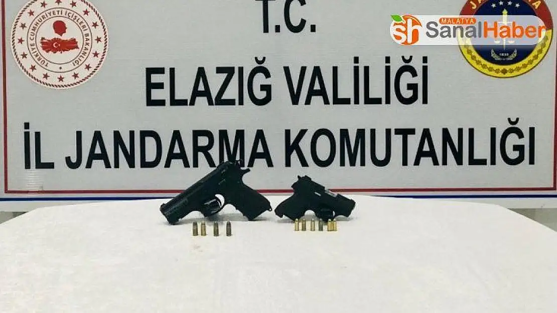Jandarma 2 şahsı, ruhsatsız tabancaları saklarken yakaladı