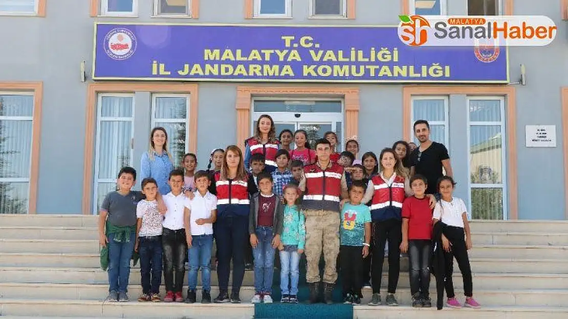 Jandarma çocukları sevindirdi