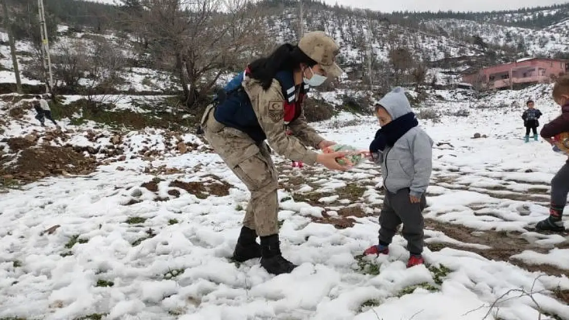 'Jandarma çocuklarla kartopu oynayıp kardan adam yaptı'