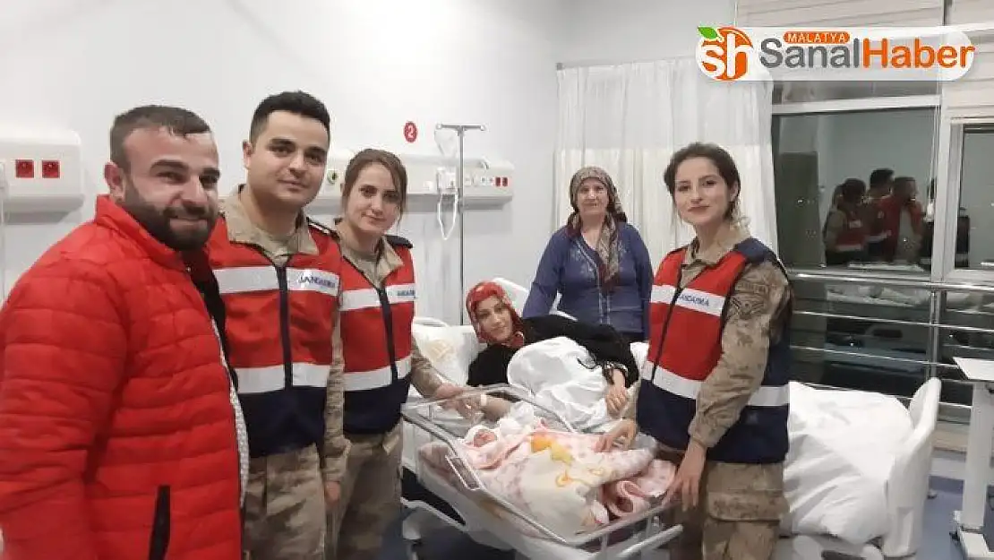 Jandarma'dan hoş geldin bebek ziyareti