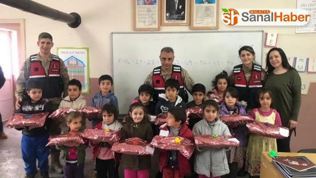 Jandarma'dan miniklere yılbaşı hediyesi