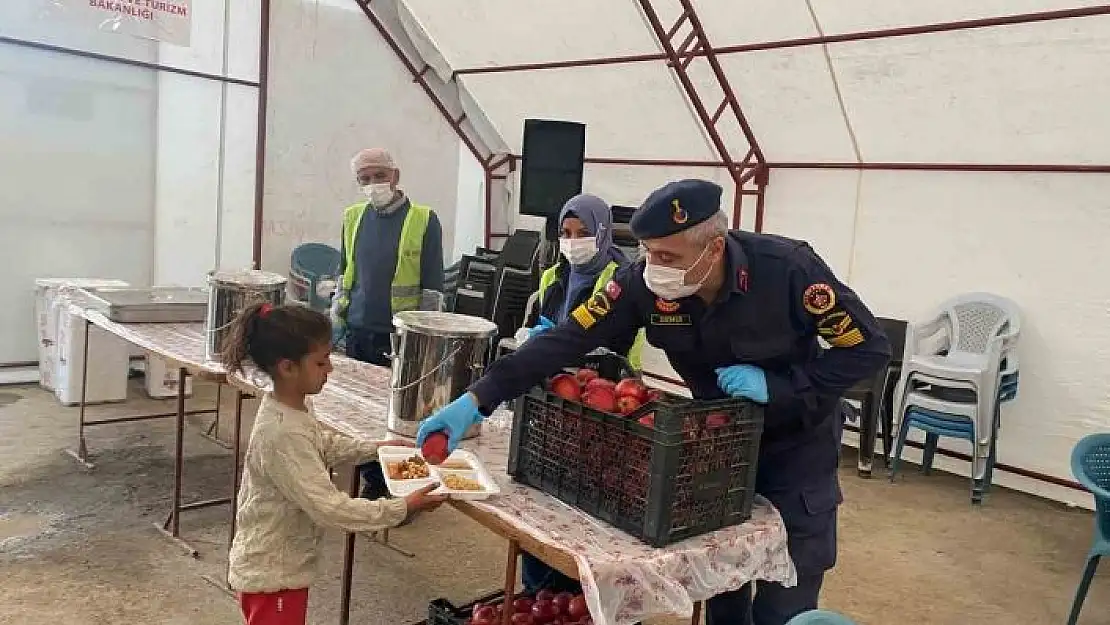 'Jandarma depremzede vatandaşlarla iftar yaptı'