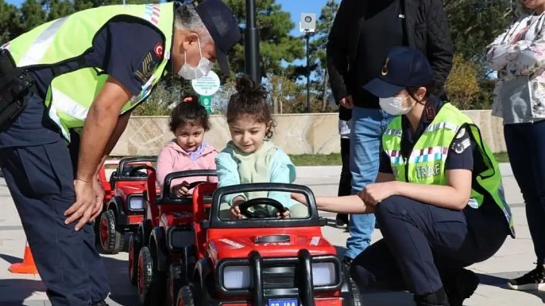'Jandarma ekipleri, çocuklara trafik eğitimi verdi'