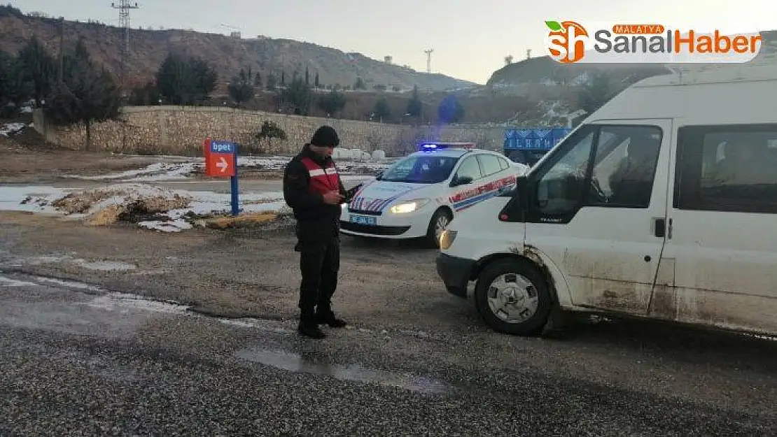 Jandarma ekipleri işçi taşıyan araçlarda denetim yaptı