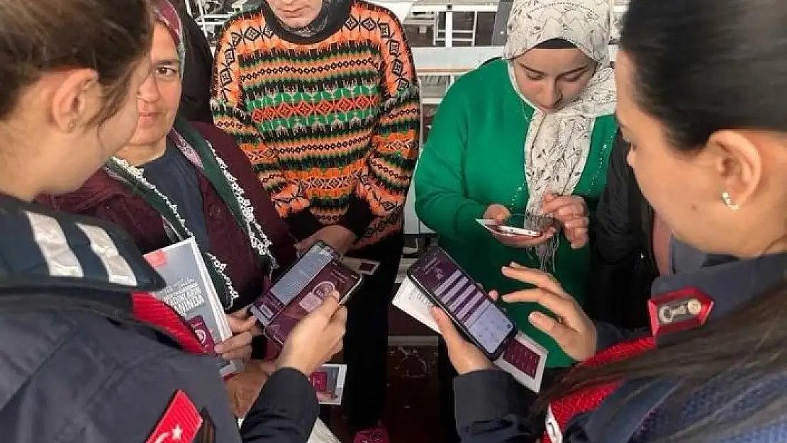 'Jandarma ekipleri KADES uygulamasını tanıtmaya devam ediyor'