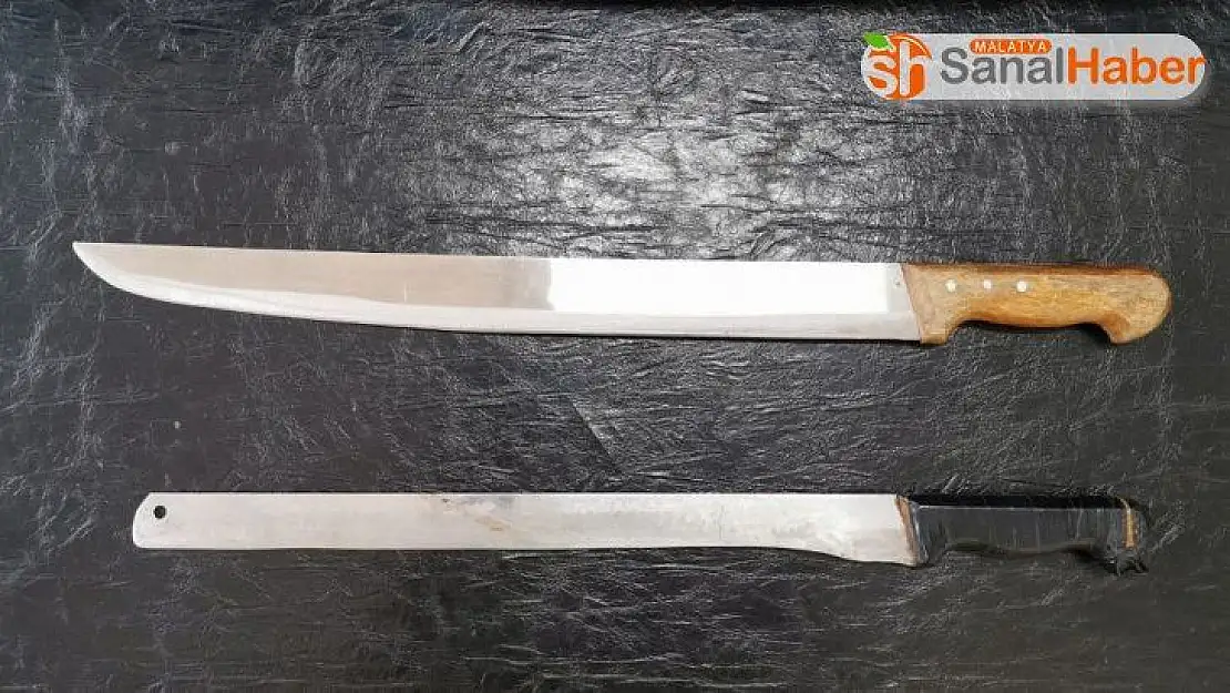 Jandarma ekipleri şüpheli araçta pala ele geçirdi