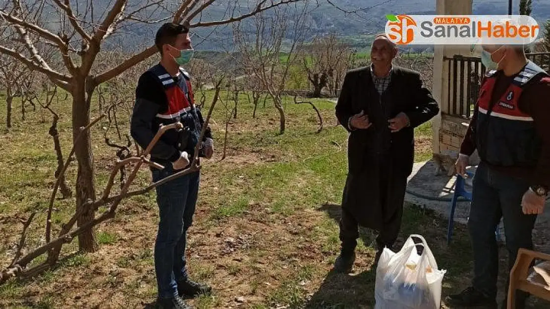 Jandarma ekipleri yaşlıların ve hastaların yardımına koşuyor