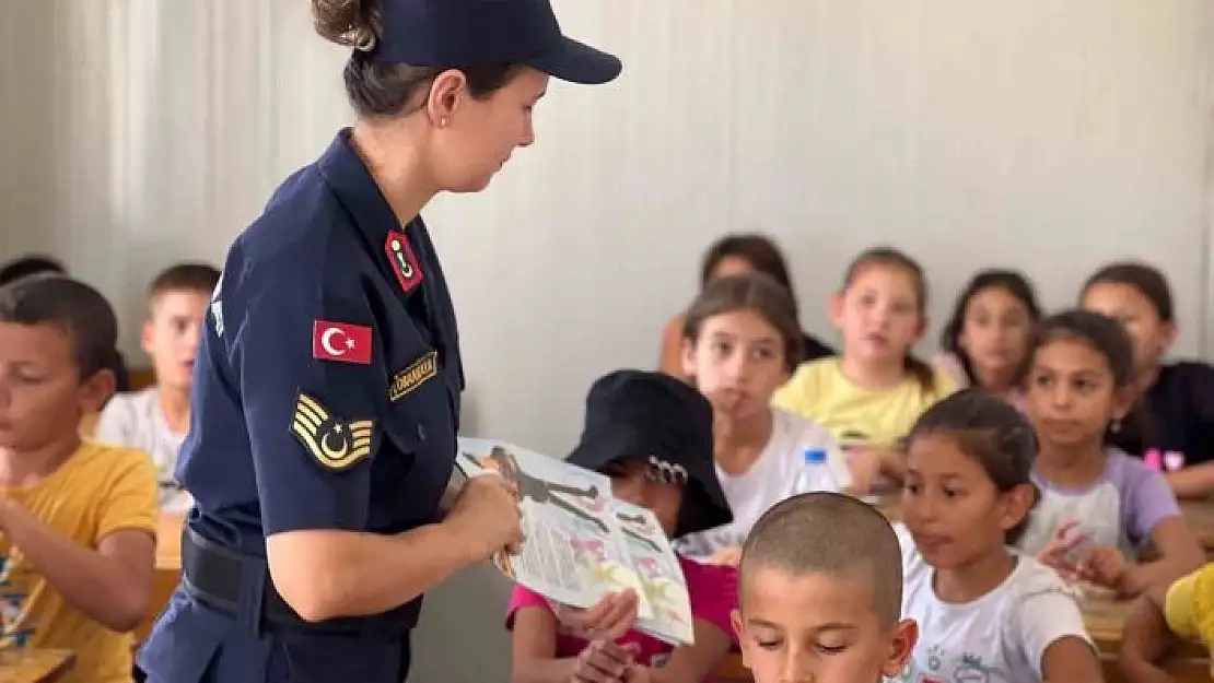 'Jandarma ekiplerinden öğrencilere hediye'