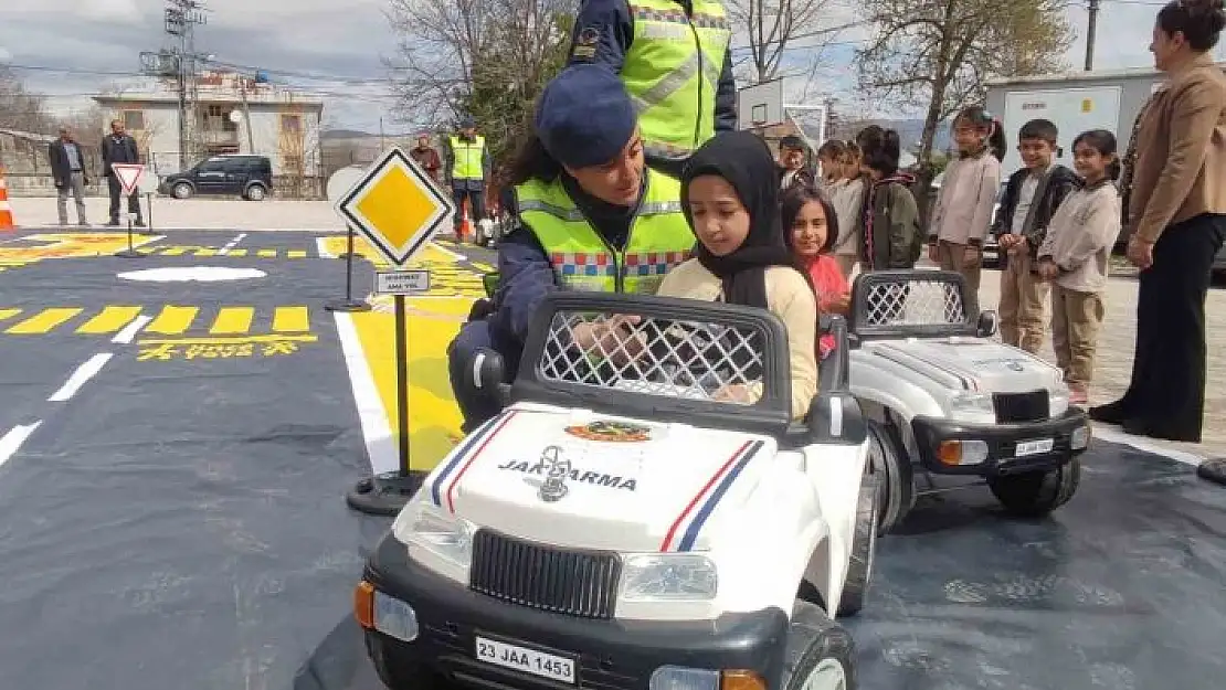 'Jandarma ekiplerinden öğrencilere trafik güvenliği eğitimi'