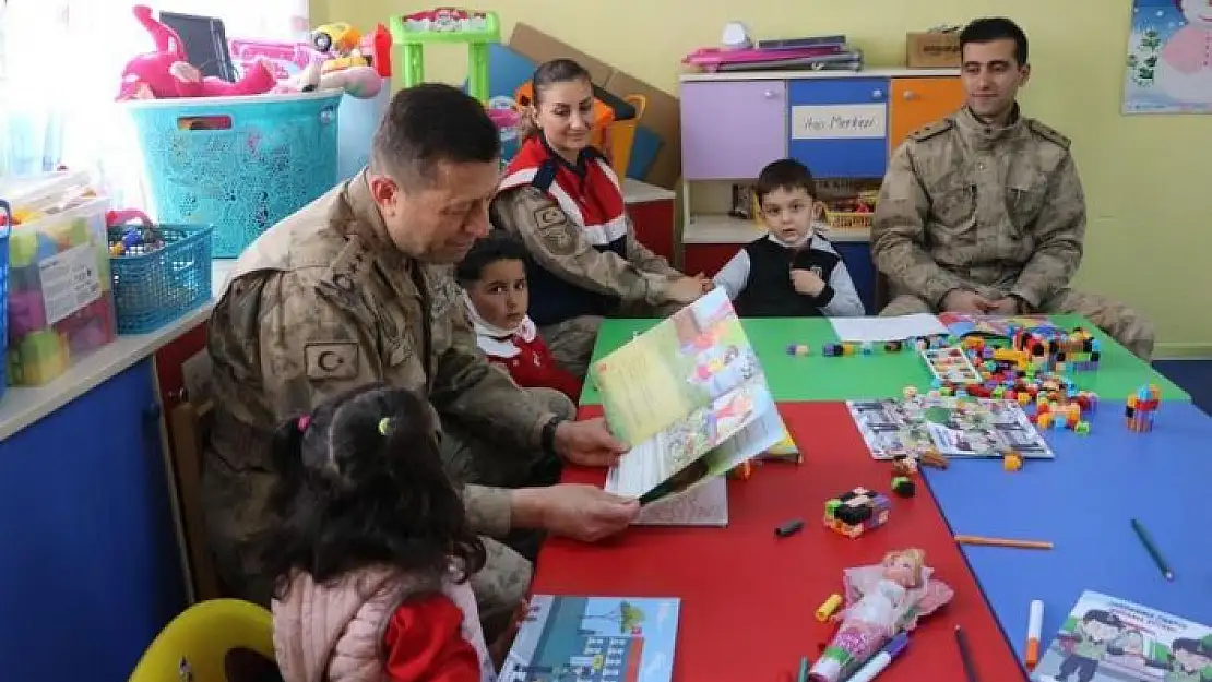 'Jandarma Komutanı Altın öğrencilere masal okudu'