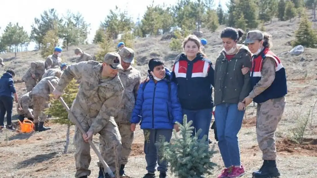 'Jandarma öğrencilerle birlikte ağaç dikti'