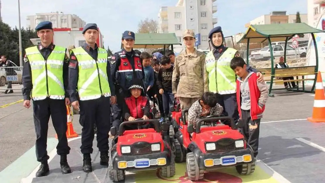 'Jandarma trafik eğitim tırında çocuklar eğlenerek öğrendi'