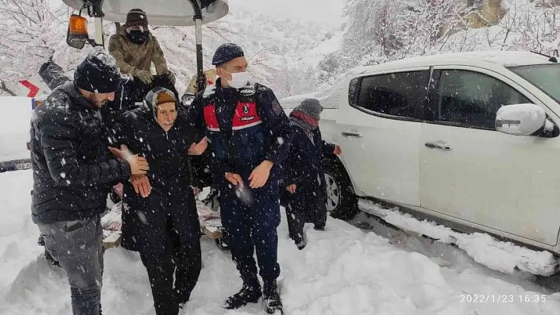 'Jandarma yaşlı çifti sırtına alarak tahliye etti'