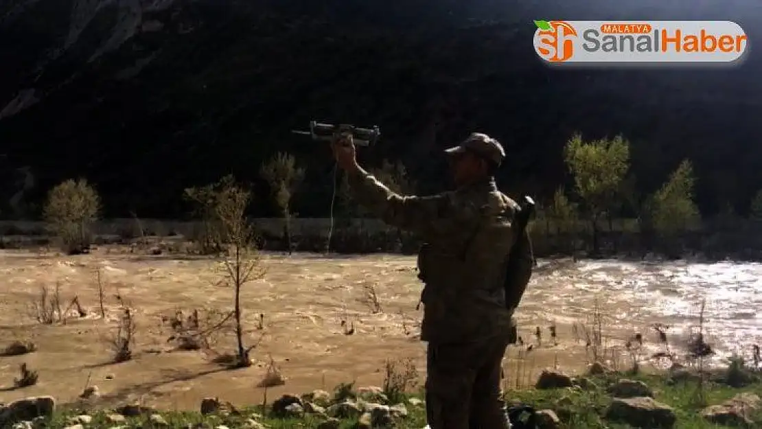 Jandarma yaşlı kadına ilaçlarını drone'la ulaştırdı