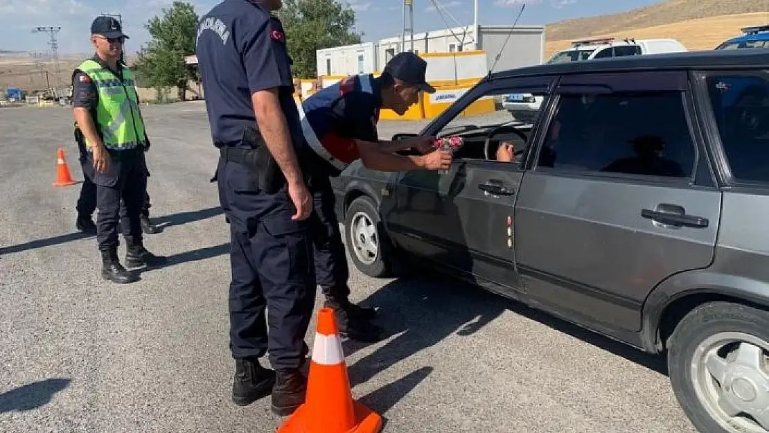 'Jandarmadan hem denetim hem şeker ikramı'