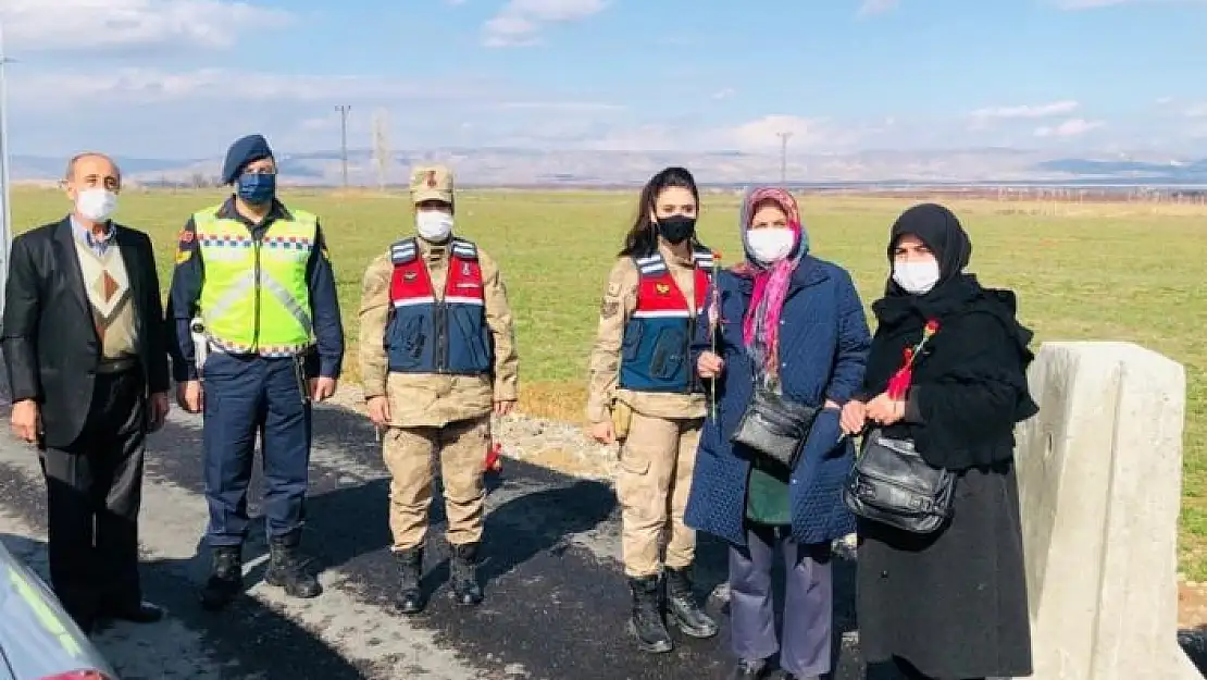 'Jandarmadan kadın sürücü ve yolculara karanfil'