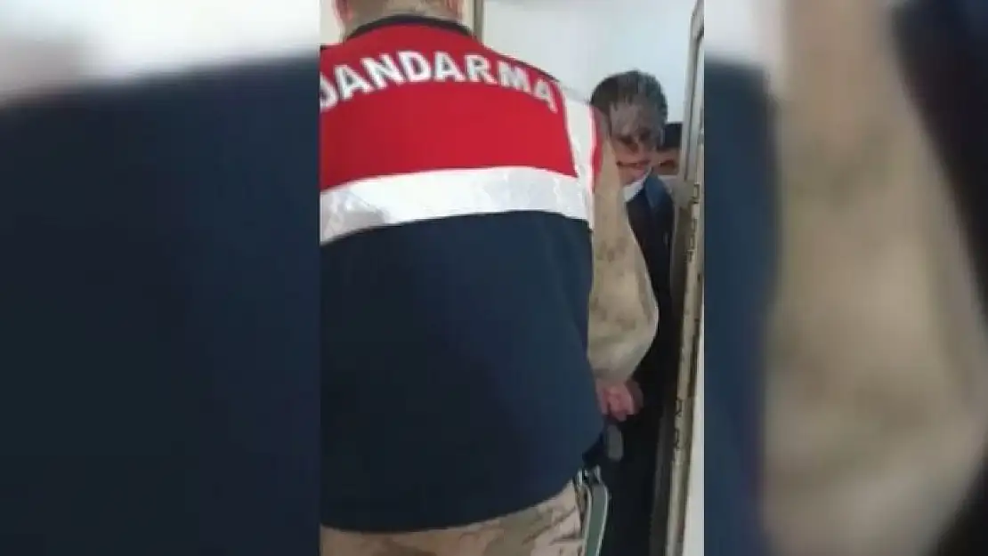'Jandarmadan saklanmak için tuvalete sığındılar'