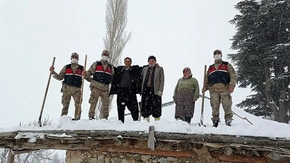 'Jandarmadan yaşlı adama kar temizliği yardımı'