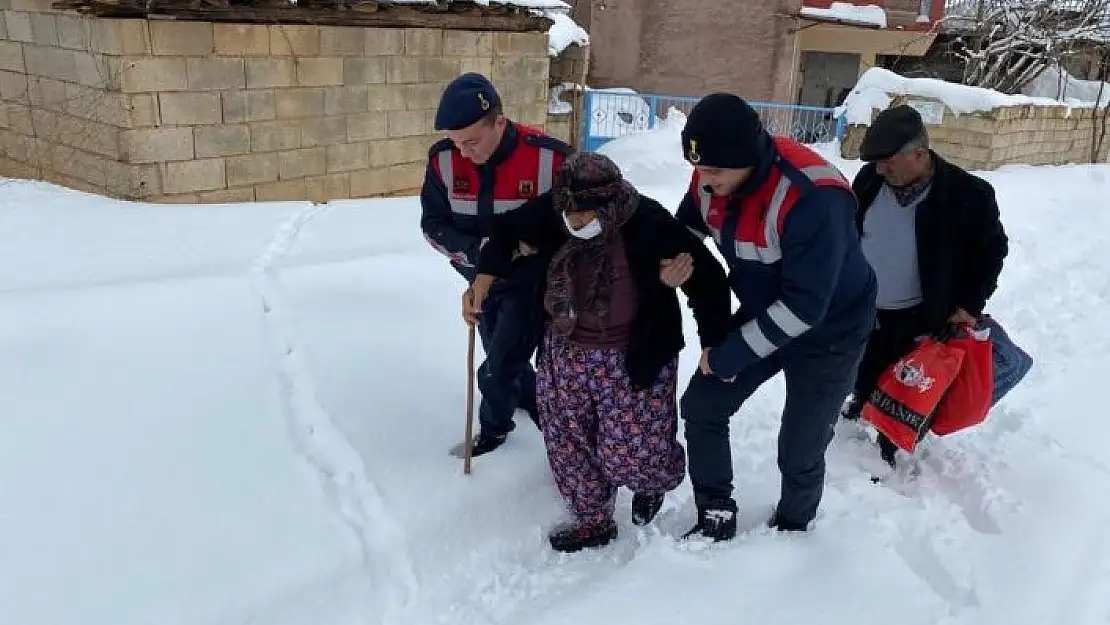 'Jandarmadan yaşlı hastaya yardım eli'