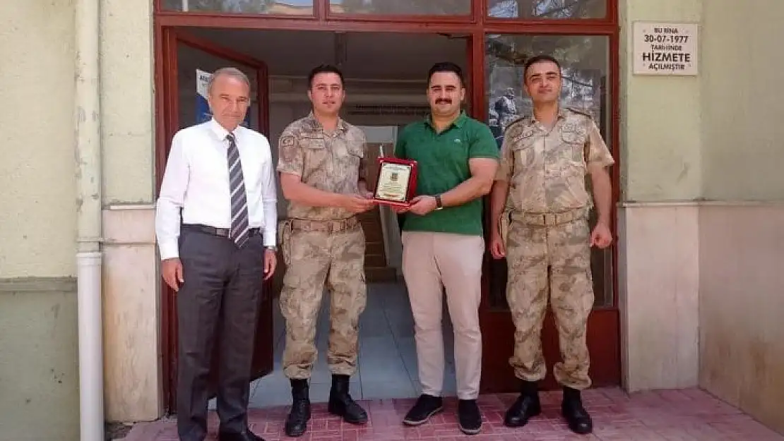 'Jandarmalara plaketli uğurlama'