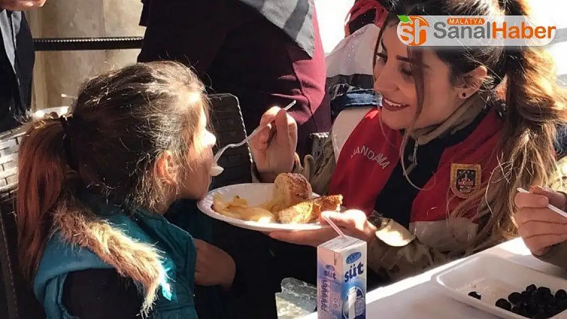 Jandarmanın kadın personellerinden depremzede çocuklara anne şefkati