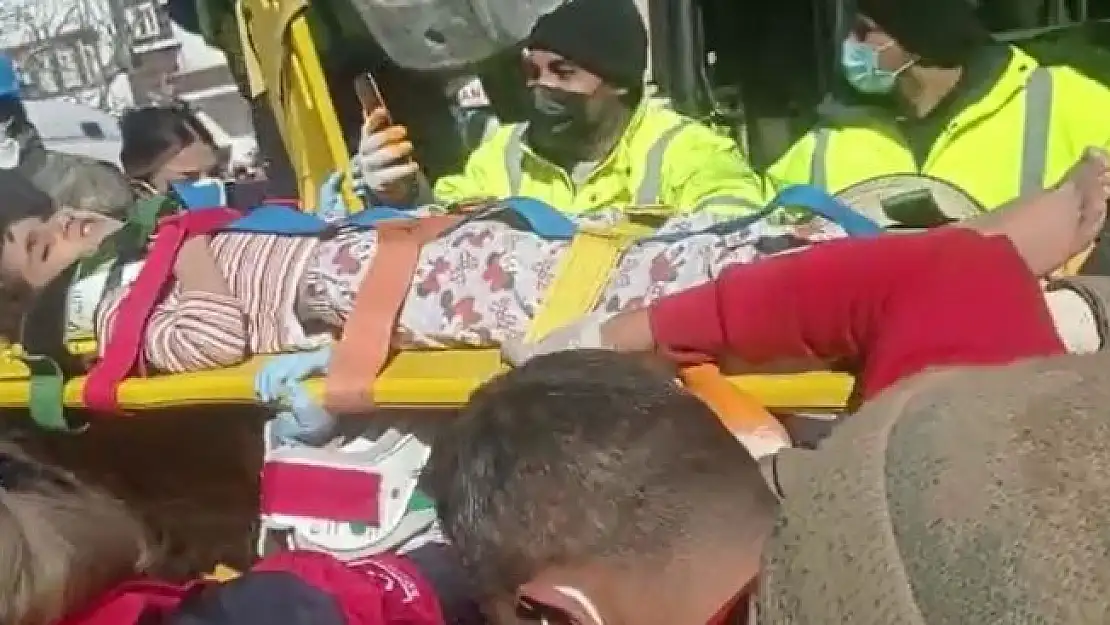 'JÖH timleri 177 saat sonra enkazdan 7 yaşındaki Hivay´ı sağ olarak çıkardı'