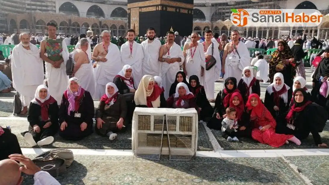 Kabe'de depremzedeler için dua