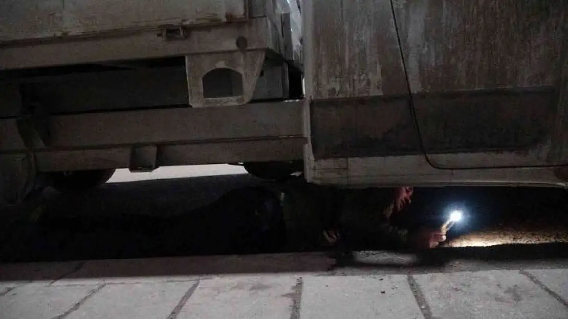 'Kaçan kediyi kurtarmak için sahibi aracın altına girdi'