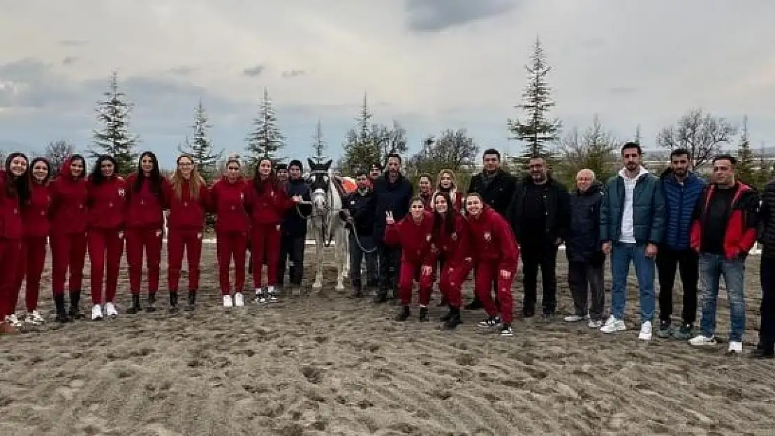 'Kadın voleybolcular at binerek stres attı'