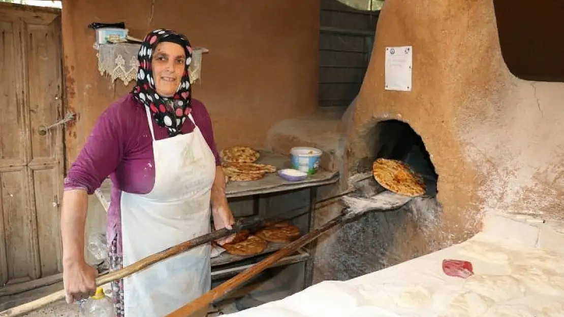 'Kadınlar mahallenin fırınlarında Çeçen ekmeği yapıyor'