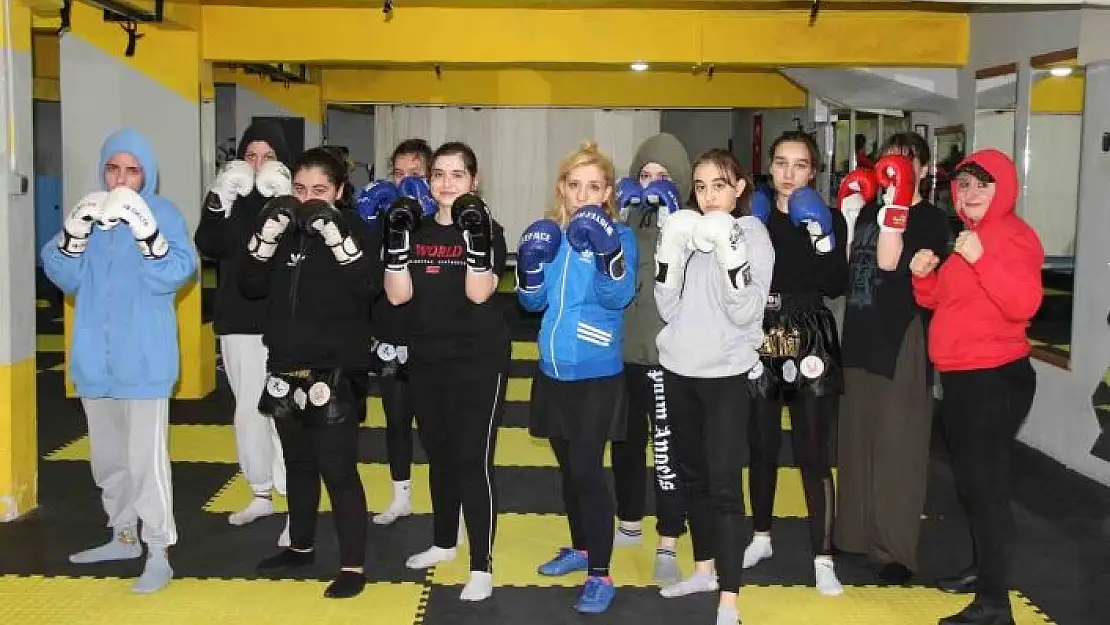 'Kadınlar, şiddete karşı kick boks ve muaythai öğreniyor'