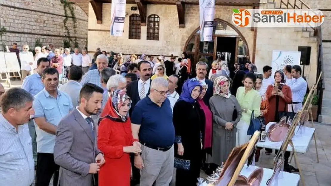 Kadınların el emeği göz nuru eserleri sergilendi