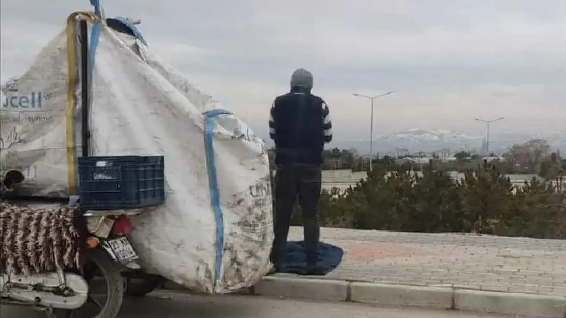 'Kağıt toplayan adam montunun üzerinde namaz kıldı'