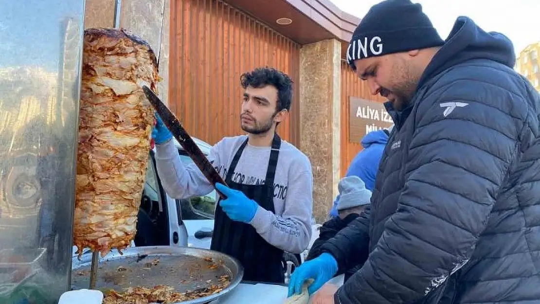 'Kahramanmaraş´a gelen arkadaş grubu, depremzedelere ücretsiz döner ikramında bulundu'