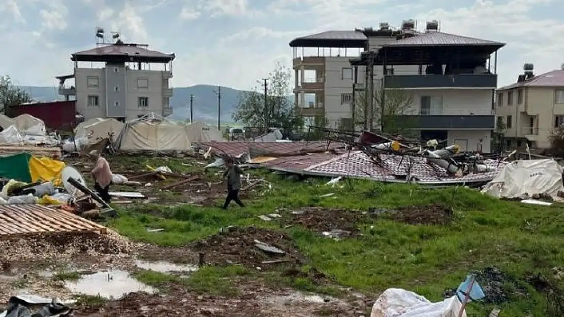 'Kahramanmaraş Pazarcık´ta fırtına çatıları uçurdu: 4 yaralı'