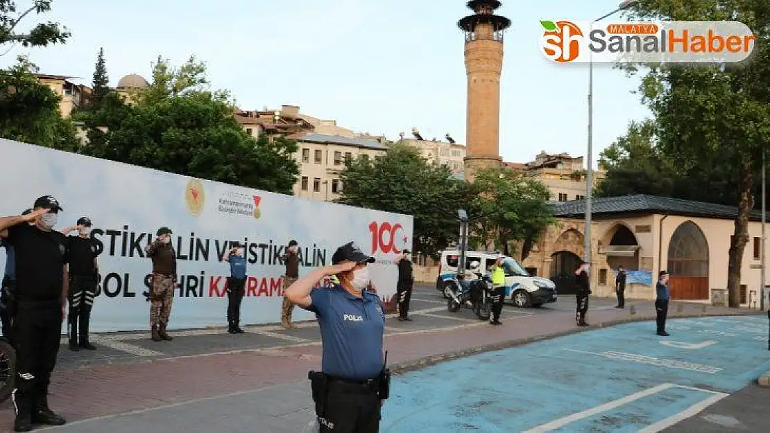 Kahramanmaraş polisi saat 19.19'da İstiklal Marşı'nı okudu
