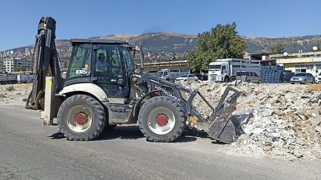 'Kahramanmaraş´ta belediye ekipleri inşaat atıklarını kaldırıyor'