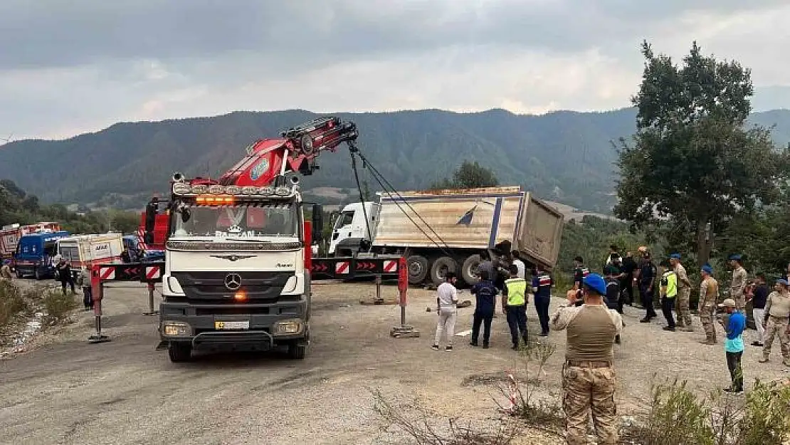 'Kahramanmaraş´ta cenazeye dalan kamyon alandan kaldırıldı'