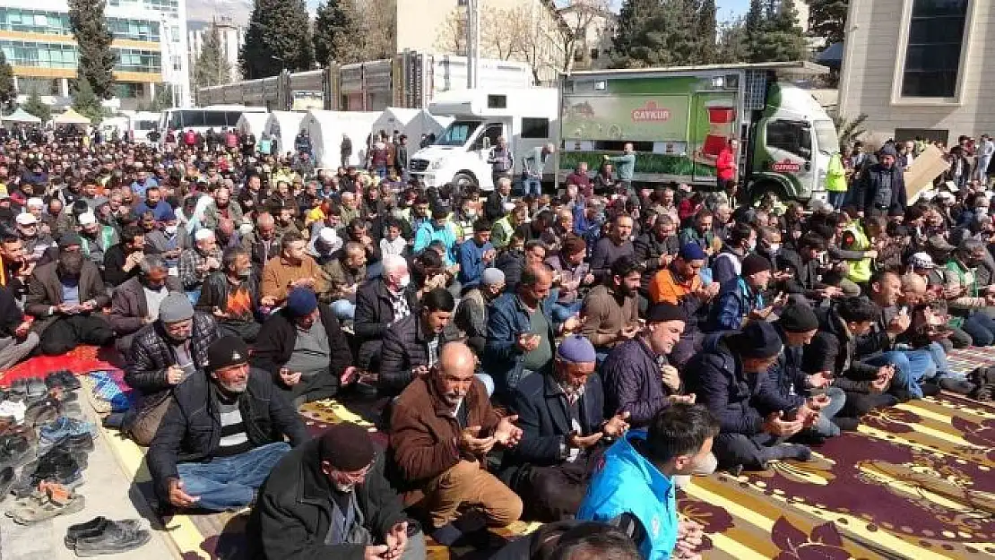 'Kahramanmaraş´ta depremde ölenler için eller semaya açıldı'