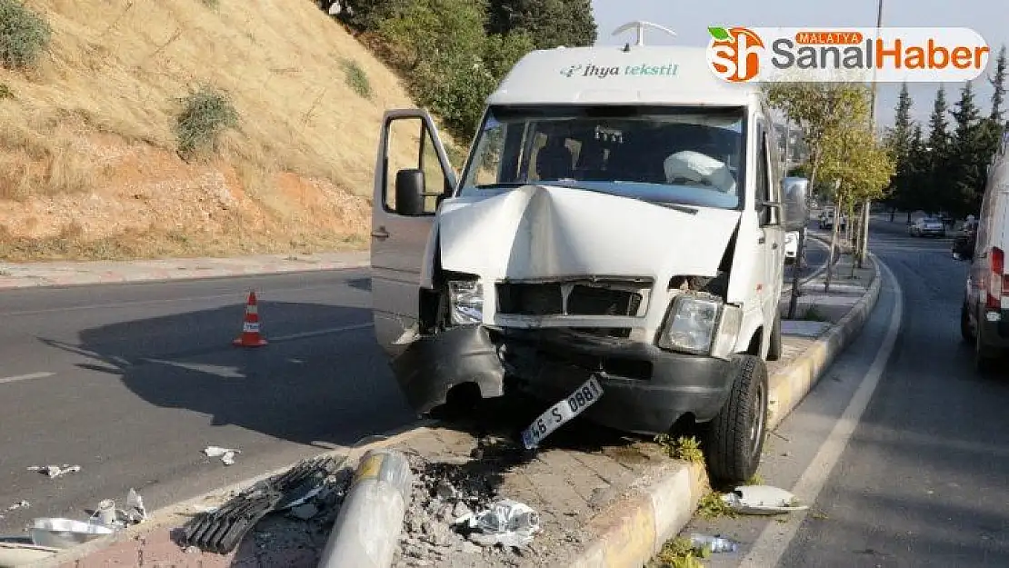 Kahramanmaraş'ta fabrika servisi aydınlatma direğine çarptı: 6 yaralı