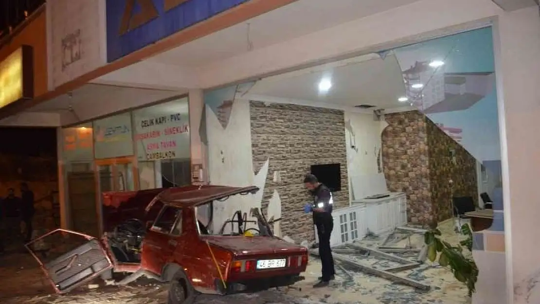 'Kahramanmaraş´ta otomobil iş yerine girdi: 1 ölü, 4 yaralı'