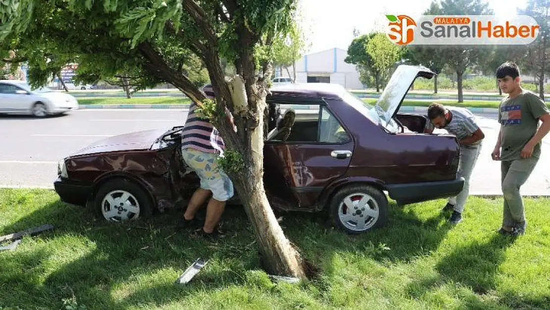 Kahramanmaraş'ta otomobil minibüse çarptı: 2 yaralı